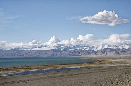 Viajar a /images/places/karakul-lake.jpg