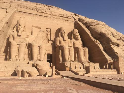 Viajar a /images/places/abu-simbel-egypt.jpg