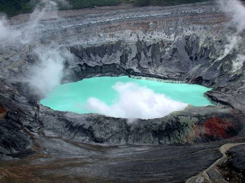 Viajar a /images/places/poas-volcano-national-park.jpg